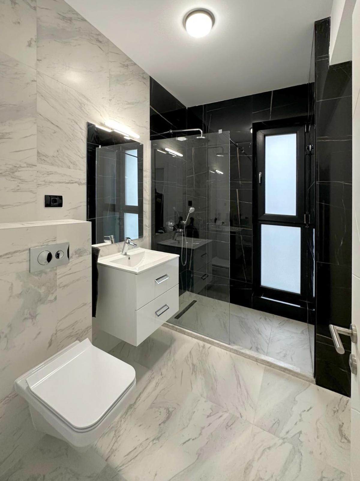 Koya Tower By The Lake Apartments Mamaia Exteriér fotografie